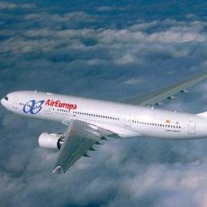 Spagna, il business dei rimpatri: Air Europa si assicura l'esclusiva sui voli dei migranti