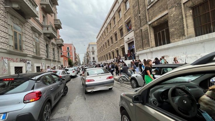 Bari, traffico in tilt all'entrata e all'uscita delle scuole: effetto maltempo e sciopero dei mezzi. Ma non solo