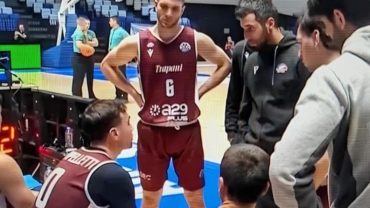 Trapani, una farsa senza giocatori: la partita dura 7 minuti. Oggi si riunisce il tribunale federale