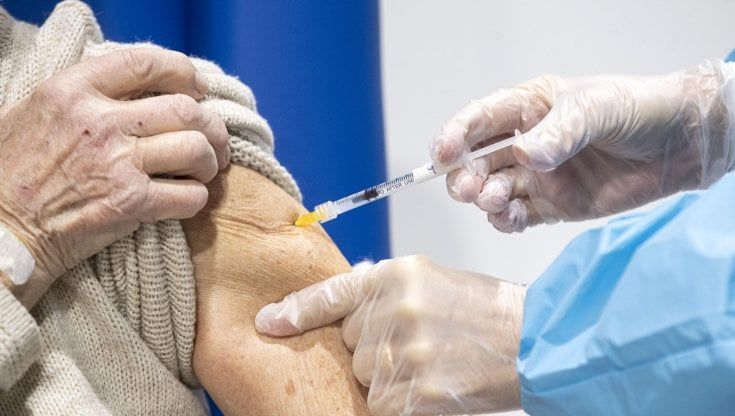 Vaccini agli over 80, Ausl Parma:  "Boom di richieste nel primo giorno di prenotazione"