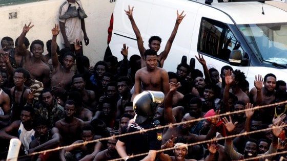 Migranti assaltano la barriera di Ceuta: oltre cento feriti