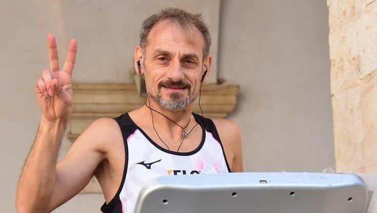 Oltre 410 km in 48 ore sul tapis roulant: il record mondiale del pugliese Vito Intini. "Frenato da un dolore al ginocchio"