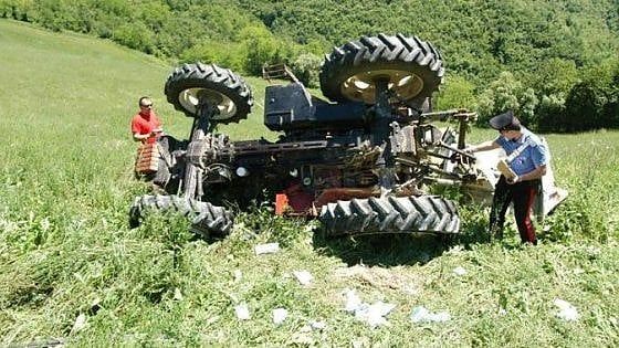 Trattore si ribalta nel Roero, muore un agricoltore di 76 anni