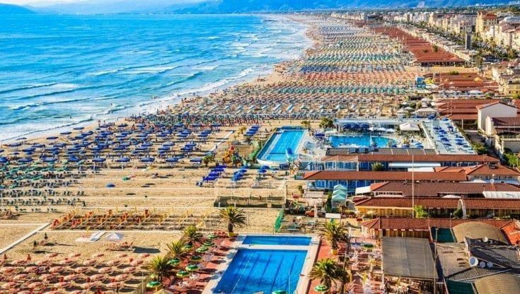 Stop proroga concessioni balneari, per la Regione è "inaccettabile".  Ma per Legambiente il 52% della costa toscana è privatizzato