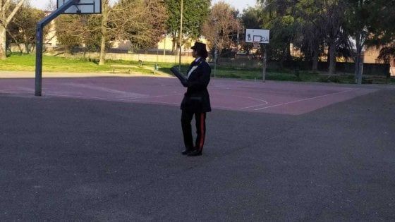 Bologna, scopone al bar e basket al campetto: denunciati. "Non chiamate il 112 solo per informazioni"