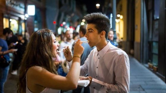 La sfida dei 350 superchef: "Basta concorrenza, cuciniamo tutti insieme"