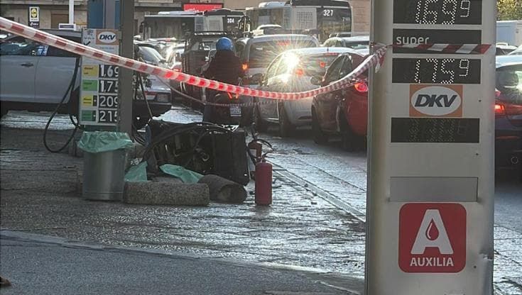 Piazza Indipendenza, piombano di notte contro un distributore di benzina: illesi