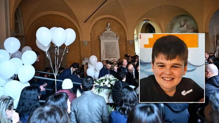 Louis Pisha, lacrime e palloncini bianchi per l’addio al dodicenne precipitato dal lucernario