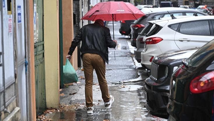 Maltempo in Alta Versilia, allagamenti a Carrara, in crisi il sistema fognario