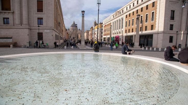 Piazza Pia, le fontane appena inaugurate già rovinate dai lanciatori di monetine