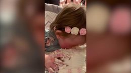 La bimba compie un anno e le danno una torta: non riesce a smettere di mangiarla 
