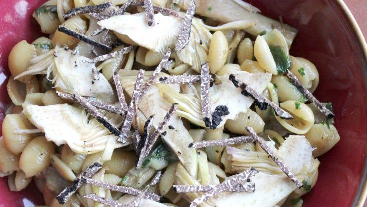 Le ricette di Peppe Guida: gnocchetti sardi con carciofi e tartufo nero