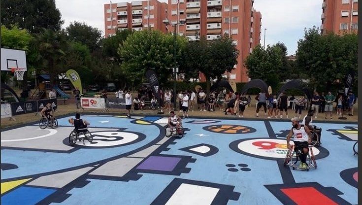 Street art, il regalo di Lego Italia per Quarto Oggiaro: Abel.Bael dipinge il playground di un campo di basket 