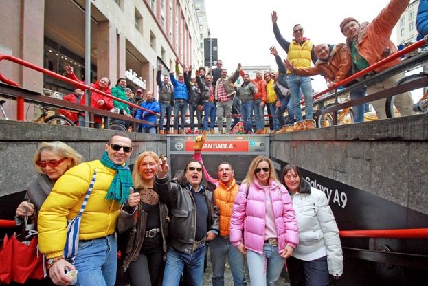 Milano, a San Babila tornano i Galli e le Squinzie: il raduno dei Paninari tra orgoglio e nostalgia