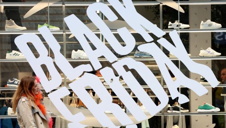 Black Friday di successo negli Usa: 9,12 miliardi di acquisiti online. Boom per il "compra ora e paga dopo"