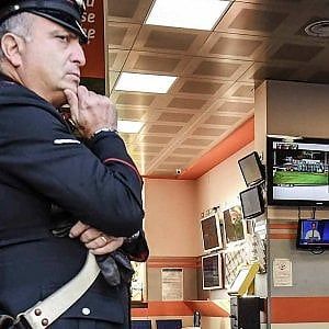 Reggio, imprenditore in crisi rapina sala scommesse