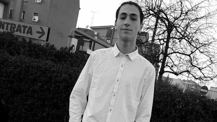 Sbanda con la moto e finisce contro un palo a Buccinasco: morto Giuseppe Cacciatore, 25 anni