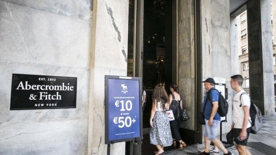 Abercrombie a Milano verso la chiusura, 120 dipendenti a rischio: sciopero nel primo giorno di saldi
