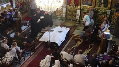 Gaza, funerali di madre e figlia palestinesi della comunità cattolica morte in un raid