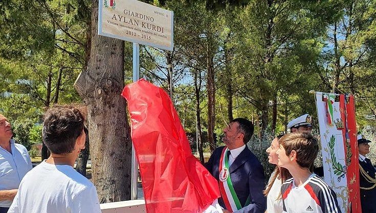 Bari, intitolato un giardino a Aylan Kurdi, piccolo rifugiato ritrovato senza vita in spiaggia. "Vittima della crudeltà dei confini"