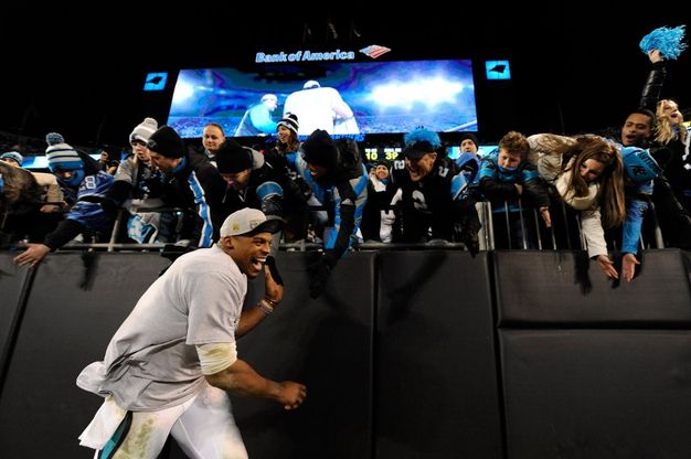 Nfl, la gioia di SuperCam Newton con i suoi tifosi