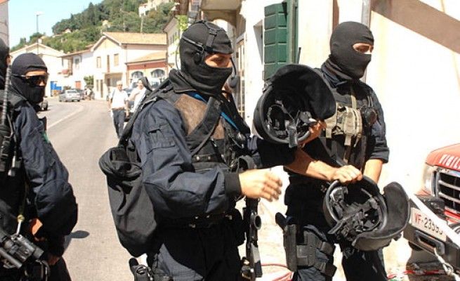 Siracusa, blitz nel covo di due latitanti<br />uno si suicida con un colpo alla testa