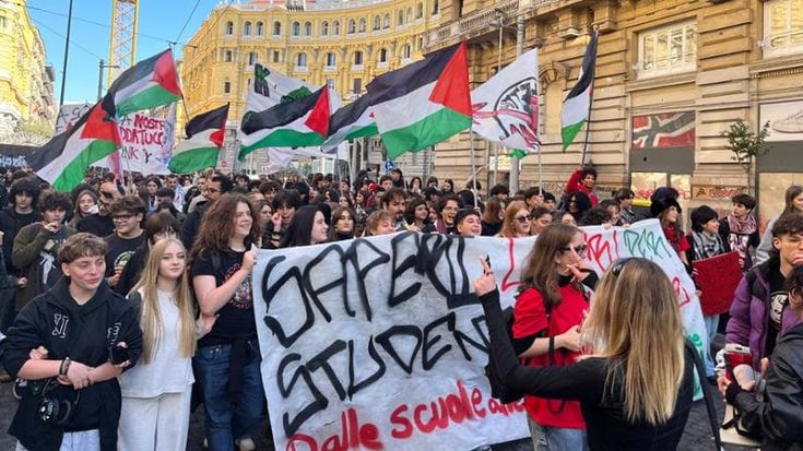 Studenti, nel corteo di Napoli tante bandiere palestinesi. Le ragioni della protesta