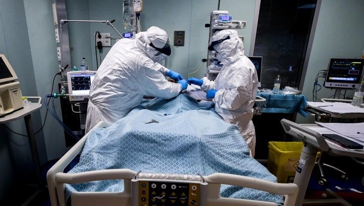 Covid, i non vaccinati rischiano otto volte di più di finire in terapia intensiva