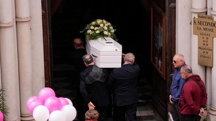 L’ultimo saluto a Ismael: chiesa gremita e lacrime per il baby calciatore morto a Pasqua