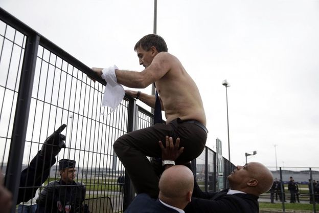 Assalirono i manager Air France dopo l'annuncio dei tagli: 15 dipendenti della compagnia a processo