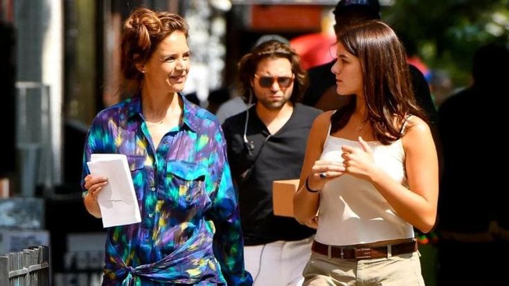 La figlia di Tom Cruise e Katie Holmes cambia cognome: ora è Suri Noelle (secondo nome della mamma)