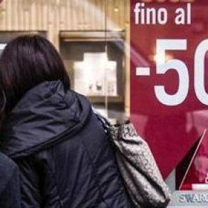 Saldi al via, spesa media di 346 euro a famiglia: +3%