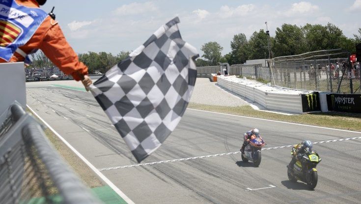 Moto2 Catalogna, Vietti vince in volata e allunga su Ogura