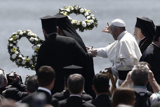 Lesbo, Papa Francesco lancia corona di fiori per le vittime del mare