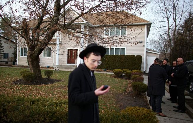 Hannukkah di sangue a NY, 5 feriti a casa di un rabbino