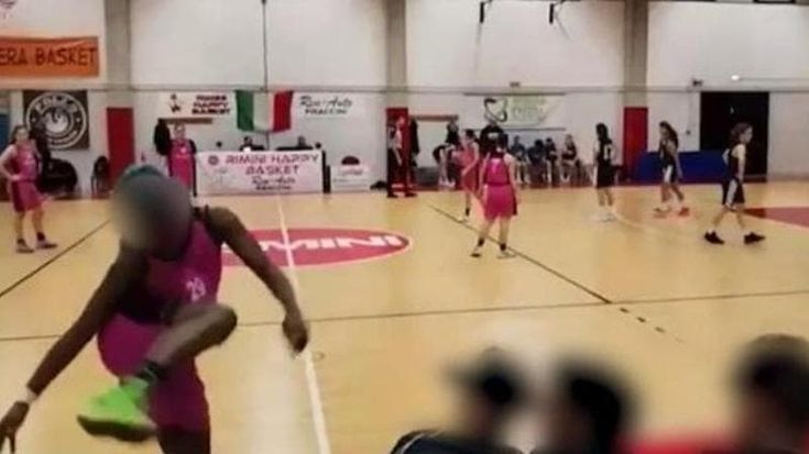 Insulti razzisti alla cestista in diretta sui social: “Scimmia, vergognati”. Lei reagisce