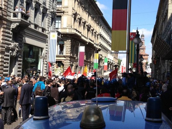 Milano, Renzi contestato da un gruppo di antagonisti