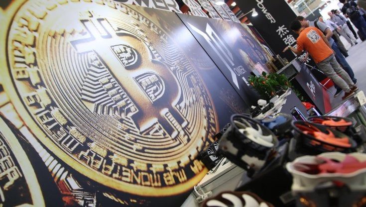 Bitcoin, nuovo record sopra 40 mila dollari: "Dietro la corsa il sogno del guadagno facile"