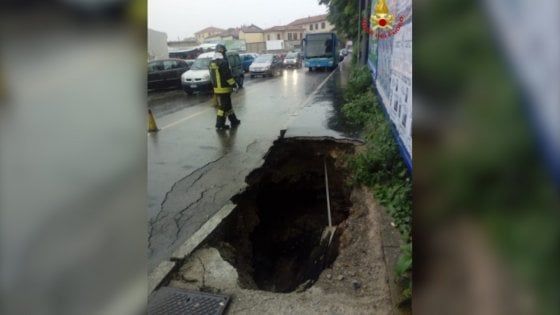 Piogge torrenziali a Varese: l'asfalto cede, in centro si apre una voragine