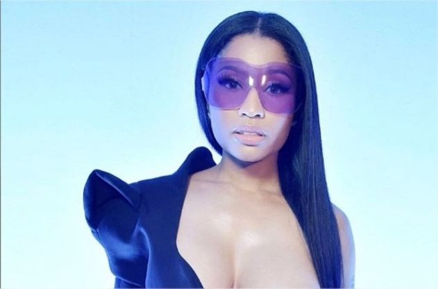Parigi, Nicki Minaj e il seno nudo alle sfilate: se il corpo diventa accessorio 