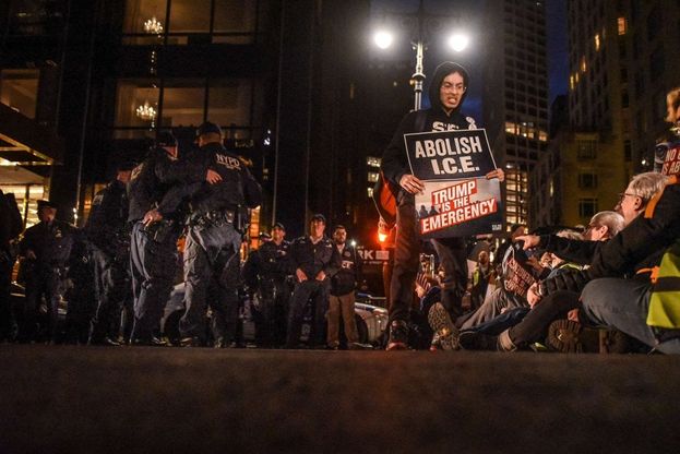 Muro con il Messico, i manifestanti contro Trump: "Vergogna" 