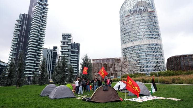 Emergenza casa, le tende degli studenti sul prato della Bam: “L’università è un diritto”