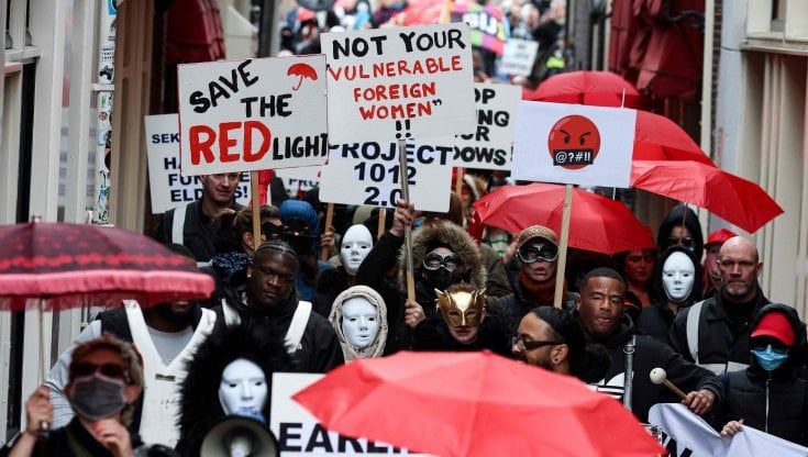 Amsterdam, la battaglia del quartiere a luci rosse. La sindaca lo vuole trasferire, ma nessuno lo accetta