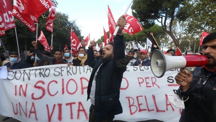 Firenze, sciopero dei Cobas: oltre mille persone sfilano nel corteo dei sindacati di base