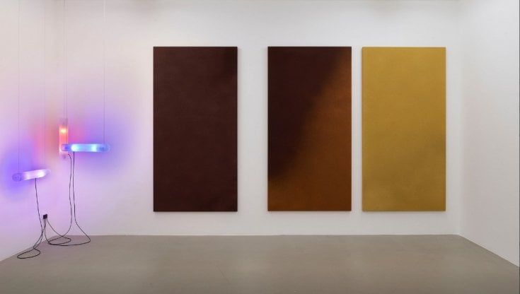 L'arte di Alessandro Piangiamore, dalla polvere all'arcobaleno nella mostra "Frangiflutti"