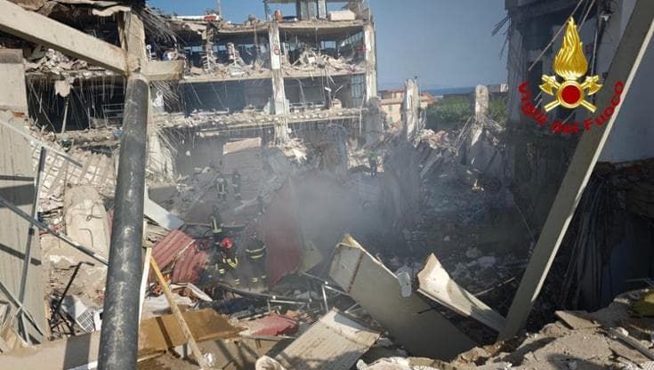Messina, crolla una palazzina: sei dispersi, tre feriti. Si scava tra le macerie