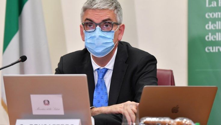 L'analisi dei dati di Brusaferro: "Scende a 41 anni l'età media dei nuovi positivi. Cala a 76 anni quella dei deceduti"