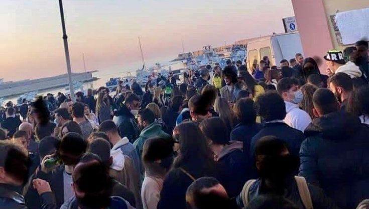 Bari, la variante inglese non ferma la movida in riva al mare 