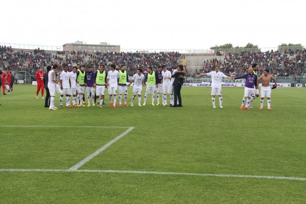 La Fiorentina esulta: le maglia in aria per i tifosi