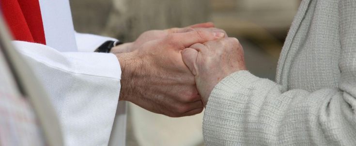 La Chiesa ai sacerdoti: "Il segno della pace non &egrave; uno show"